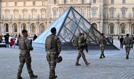 بعد سرقة مجوهرات ثمينة منه في نشرين الأول.. تقرير يكشف ثغرات أمنية خطيرة في متحف اللوفر