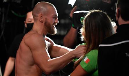 بعد علاقة دامت لعقدين.. البطل الايرلندي كونور ماكغريغور يتزوج من شريكة حياته (صور)