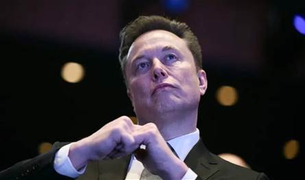 هل يصبح إيلون ماسك أول تريليونير في العالم؟