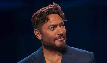 بعدما أطل مُتعباً ومُرهقاً.. فيديو جديد لتامر حسني يكشف حالته الصحية 