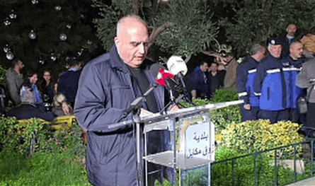 زوق مكايل أضاءت شجرة الميلاد