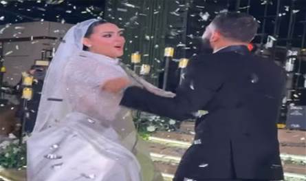 فنان مصري شهير يرقص الدبكة في أحد الأعراس (صور)