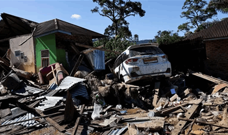 بسبب الفيضانات والانهيارات الأرضية.. أكثر من ألف قتيل ومليون نازح في إندونيسيا