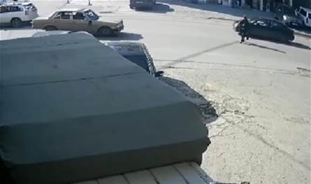 فيديو من بلدة العقبة... شاهدوا كيف صدمت سيارة إمرأة في وسط الطريق