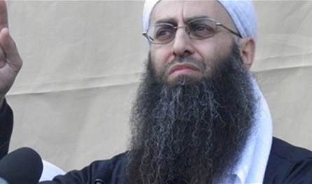 بالصور... نقل أحمد الأسير إلى المستشفى