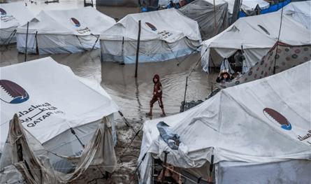 الاطفال يتجمدون والمنازل تنهار.. الشتاء يفتك بأهالي غزة