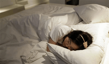 من المنبّه إلى ضوء الصباح.. خطوتان بسيطتان لنومٍ أفضل في الشتاء