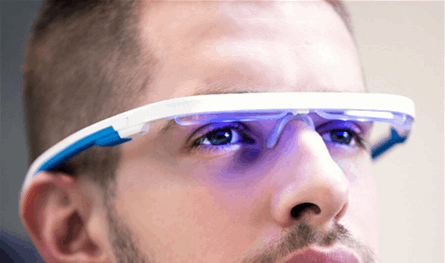 نظارات العلاج الضوئي.. موضة قابلة للارتداء ووعود للنوم والمزاج