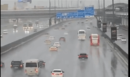 بالفيديو.. أمطار غزيرة في الامارات 