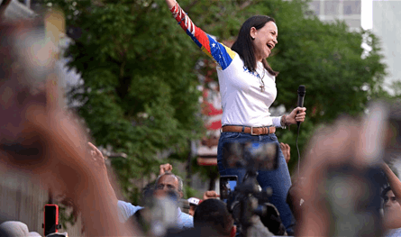 كيف هربت ماتشادو من فنزويلا؟