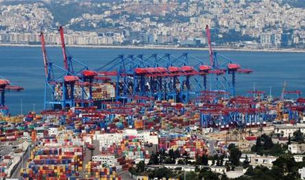 احتراق سيارة قرب مرفأ بيروت (فيديو)