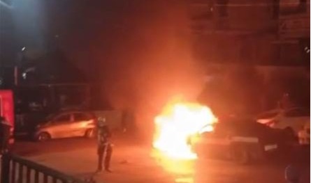 ماس كهربائي يتسبب في حريق سيارة تابعة لقوى الأمن الداخلي (فيديو)