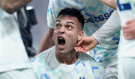 إنتر ميلان يتصدر الدوري الإيطالي بفوزه على جنوة 2-1