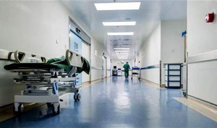 حالتها حرجة ووضعت على أجهزة التنفس الاصطناعي.. نقل فنانة قديرة إلى العناية المركزة (صورة)