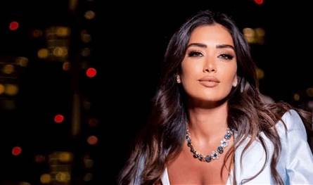 أطلت بالحجاب.. جيسيكا عازار داخل أحد المساجد في أبو ظبي (صور)