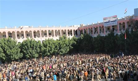 بعد 50 عامًا… طلاب يمنيون يفاجئون معلّمهم المصري بزيارة مؤثرة