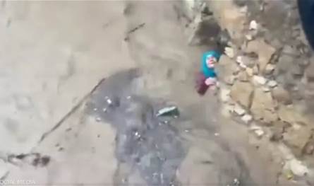 لحظة إنقاذ مؤثرة وسط فيضانات آسفي… مواطنون ينقذون امرأة من السيول الجارفة