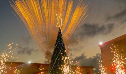 في الشويفات.. اضاءة شجرة عيد الميلاد في باحة كنيسة مار ميخائيل المدير