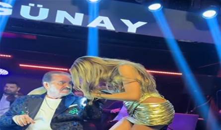 خلال حفل في اسطنبول... مايا دياب قبّلت يدّ فنان تركيّ شهير وهكذا كانت ردّة فعله