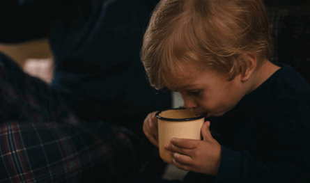 لماذا يجب منع الطفل من شرب الشاي أو القهوة؟  