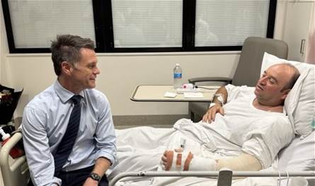 من على سرير المستشفى... شاهدوا أحدث صورة &quot;لبطل سيدني&quot; أحمد الأحمد