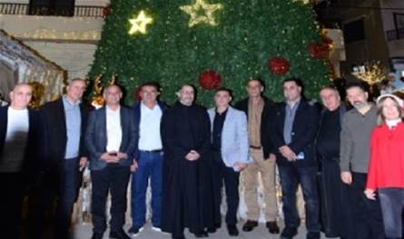 بلدية الجية أضاءت شجرة الميلاد