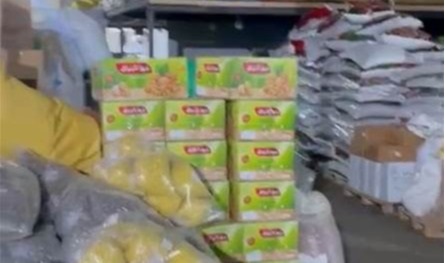 داخل هنغار في لبنان.. أطنان من المواد الغذائية الفاسدة والمكسرات (صور)