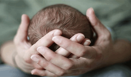 لماذا تكون أول مشاعر الطفل حديث الولادة هي البكاء وليس الضحك؟