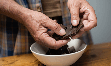 باحثون يجدون رابطًا بين الشوكولاتة الداكنة وعلامات الشيخوخة البيولوجية