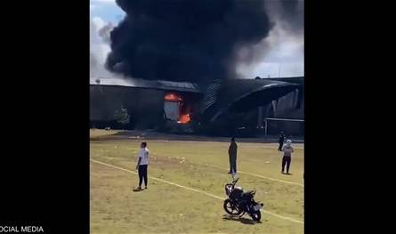 في المكسيك.. قتلى في سقوط طائرة فوق ملعب كرة قدم