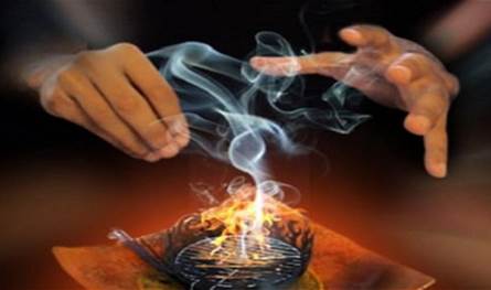 تستعين بالقرآن والصلاة.. فنانة شهيرة تُعاني من "سحر أسود" وتتهم زميلتها بأنها وراء ذلك 