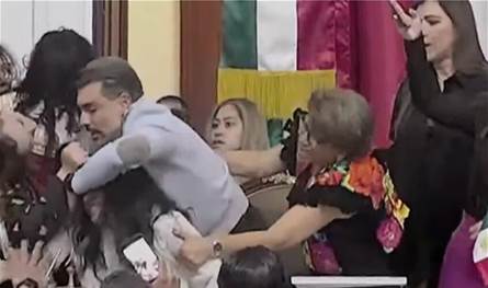 صفعات وشدّ شعر.. اشتباك بين نائبات في الكونغرس مباشرة على الهواء! (فيديو)