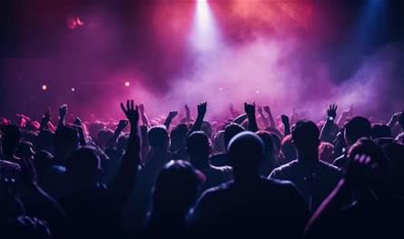 فقد أعصابه.. نجم شهير يوقف حفله فجأة ويوّجه وابلا من الشتائم لأحد المعجبين (صورة)