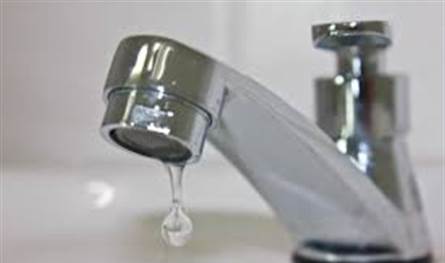 أهالي حاروف يرفضون استمرار أزمة انقطاع مياه الشرب ويهددون بالتحرك