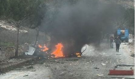 بالصور والفيديو... إستهداف سيارة على طريق عام مركبا - عديسة