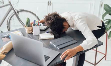 احذرها.. علامات يومية بسيطة قد تكشف عن نقص خطير في الفيتامينات!