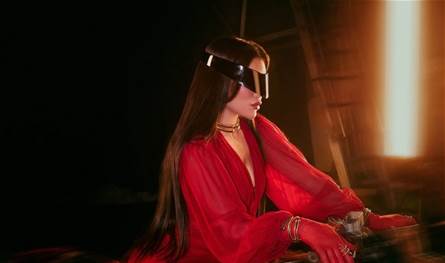 بالأحمر الناري.. هيفا وهبي بإطلالة جريئة في كليب "سوبر وومان" (فيديو)