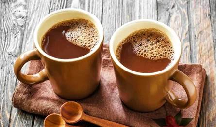 لمحاربة اضرار الجلوس لساعات طويلة في العمل.. اليكم هذين المشروبين الصحيين 