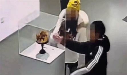 بقيمة 2.27 مليون يوان صيني.. طفل يتلف تاجاً من الذهب