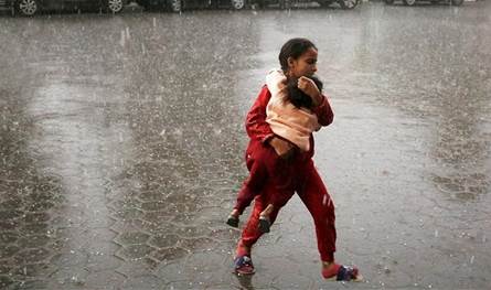 البرد والأمطار يحصدان الأرواح في غزة وسط انهيار المنازل وانعدام المأوى