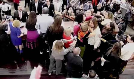 شدّ شعر ولكمات داخل البرلمان المكسيكي تشعل جدلًا واسعًا (فيديو)