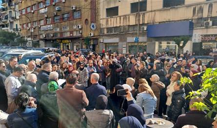 تظاهرة أمام مدخل دائرة المالية في طرابلس