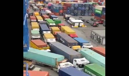 بالفيديو... شاهدوا ما يحدث في مرفأ بيروت