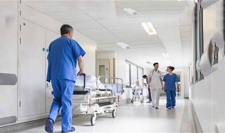 سقوط مطلوب خطير داخل المستشفى… بهوية مزوّرة