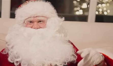 لاعب يتنكر بزي "سانتا كلوز".. فمن هو؟ (صورة)