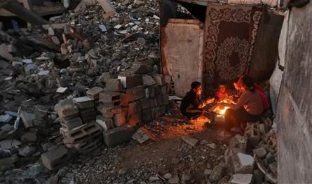 أزمة الملابس الشتوية تضاعف معاناة النازحين في غزة