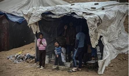 ارتفاع وفيات البرد في غزة إلى 13 حالة.. ودعوات عاجلة لتوفير وسائل التدفئة