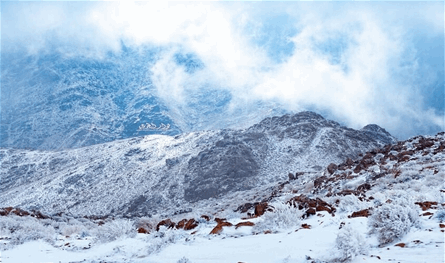 بالفيديو.. منخفض جوي قوي يضرب الدول الخليجية