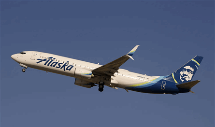 راكب يثير الذعر فوق ألاسكا.. حاول فتح باب الطائرة