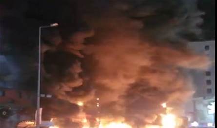 بالفيديو... حريق كبير في محل "Khoury Home" في منطقة الدورة